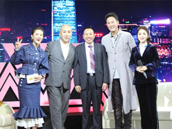 大道董事長(zhǎng)羅永輝與著名歌星劉尊老師、汪正正老師、郭津彤老師、主持人雅琪在北京電視臺(tái)錄制節(jié)目現(xiàn)場(chǎng)親切合影